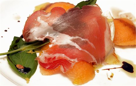 Smoked ham with fennel, melon and mozzarella Foto de stock - Royalty Free Premium, Número: 659-06187213