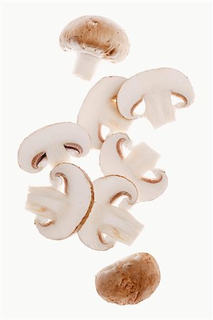 Brown champignons, entières et tranchées Photographie de stock - Premium Libres de Droits, Code: 659-06187227