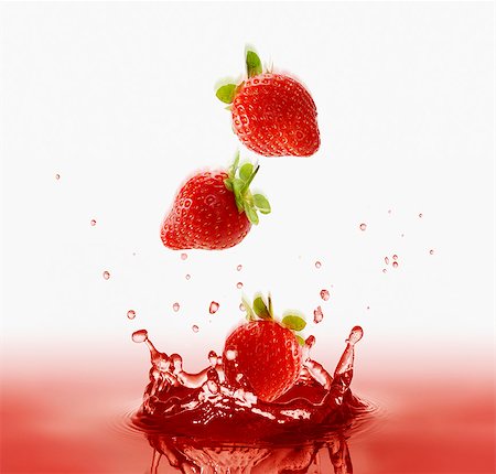 simsearch:659-06187271,k - Strawberries falling into red juice Foto de stock - Sin royalties Premium, Código: 659-06187237