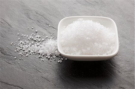 sal - Fleur de sel in a bowl and on a slate surface Foto de stock - Sin royalties Premium, Código: 659-06187238