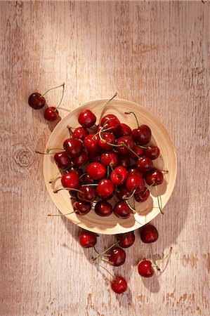 food top view wood - A plate of cherries Foto de stock - Sin royalties Premium, Código: 659-06187256