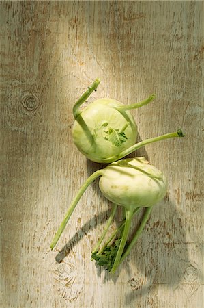 simsearch:659-06494082,k - Two kohlrabis on a wooden surface Fotografie stock - Premium Royalty-Free, Codice: 659-06187260