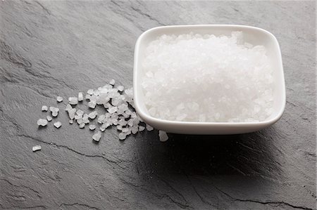 sal - Sea salt in a bowl and on a slate surface Foto de stock - Sin royalties Premium, Código: 659-06187262