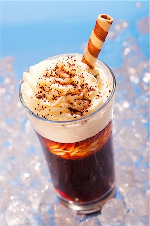 Iced coffee with cream and a wafer roll Foto de stock - Sin royalties Premium, Código: 659-06187279