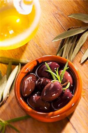 Preserved olives in an earthenware bowl Foto de stock - Sin royalties Premium, Código: 659-06187286