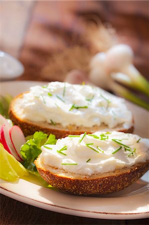 quark bread - Rye breads with low-fat quark and chives Stock Photo - Premium Royalty-Free, Code: 659-06187287