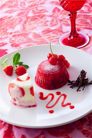 An ice cream tart with strawberries and frozen jelly with redcurrants Foto de stock - Sin royalties Premium, Código: 659-06187289