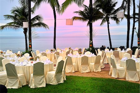 provisión - A table laid for dinner on the beach Foto de stock - Sin royalties Premium, Código: 659-06187316