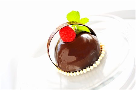 simsearch:659-07068889,k - Fruit de la passion dessert au chocolat et framboises Photographie de stock - Premium Libres de Droits, Code: 659-06187329