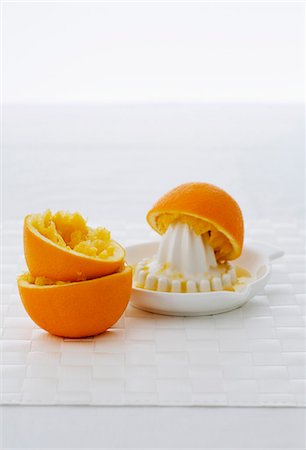 simsearch:659-06187335,k - Squeezed oranges and citrus squeezer Foto de stock - Sin royalties Premium, Código: 659-06187334