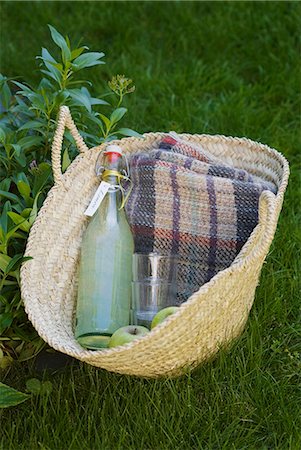 A bottle of home-made lemonade for a picnic Foto de stock - Sin royalties Premium, Código: 659-06187337