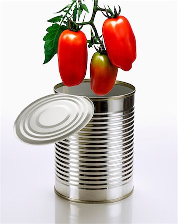 simsearch:695-05770345,k - Fresh Marzano tomatoes above a tin can Foto de stock - Sin royalties Premium, Código: 659-06187344