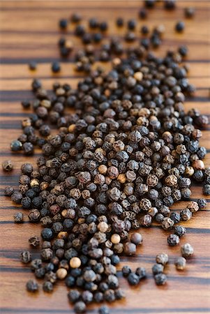 poivre noir - Grains de poivre noirs Photographie de stock - Premium Libres de Droits, Code: 659-06187341