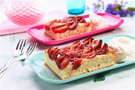 Plum cake with cream Fotografie stock - Premium Royalty-Free, Codice: 659-06187355