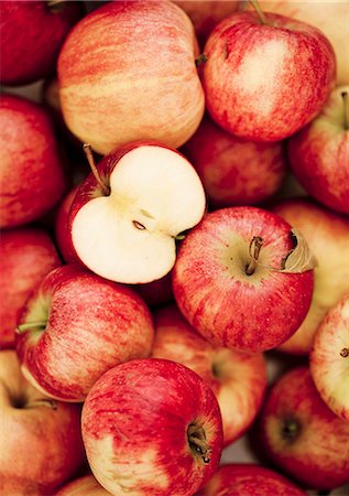 simsearch:659-06184226,k - Lots of red apples, some have been halved Stock Photo - Premium Royalty-Free, Code: 659-06187365