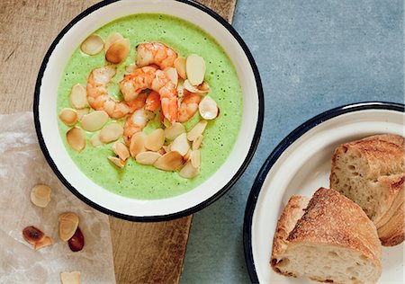 simsearch:659-08146993,k - Cream of broccoli soup with shrimp and sliced almonds Foto de stock - Sin royalties Premium, Código: 659-06187361