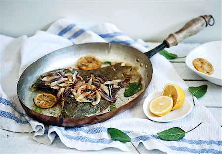 simsearch:659-06373236,k - Pan fried plaice with lemons, sage and onions Foto de stock - Sin royalties Premium, Código: 659-06187370