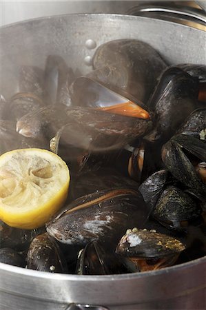 shellfish recipe - Steamed Irish mussels with lemon Foto de stock - Sin royalties Premium, Código: 659-06187381