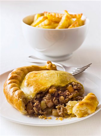 simsearch:659-06494750,k - Beef pasty with french fries (England) Fotografie stock - Premium Royalty-Free, Codice: 659-06187396