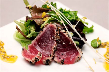 Flash-fried tuna with a mixed leaf salad Stock Photo - Premium Royalty-Free, Code: 659-06187390