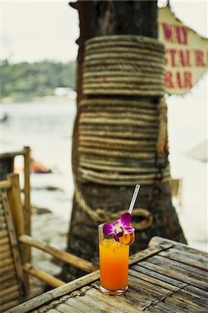 simsearch:659-06155164,k - A glass of freshly squeezed orange juice with orchids on a beach (Thailand) Foto de stock - Sin royalties Premium, Código: 659-06187407