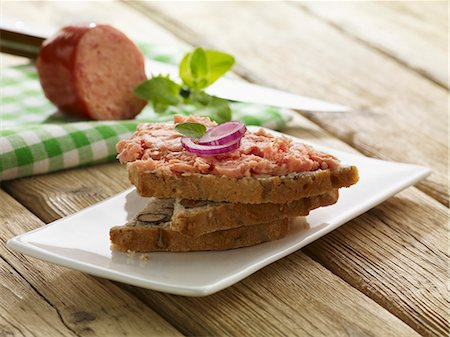 spreading sausage - Bread spread with Teewurst and onions Foto de stock - Sin royalties Premium, Código: 659-06187468