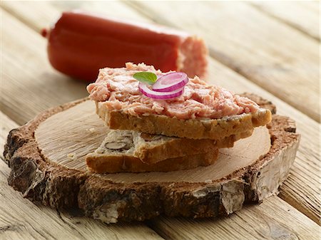 simsearch:659-06155445,k - Bread spread with Teewurst and onions Stock Photo - Premium Royalty-Free, Code: 659-06187469