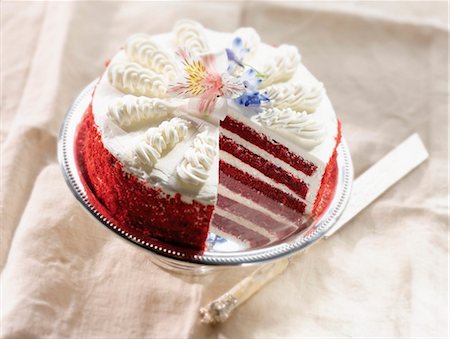 en capas - Triple Layer Red Velvet Cake with Slice Removed Foto de stock - Sin royalties Premium, Código: 659-06187512