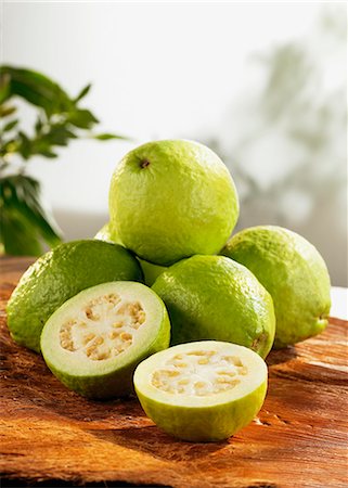 Several guavas on wooden board Foto de stock - Sin royalties Premium, Código: 659-06187548