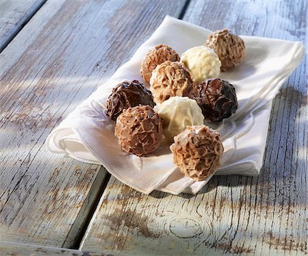 Chocolate truffles Stock Photo - Premium Royalty-Free, Code: 659-06187553