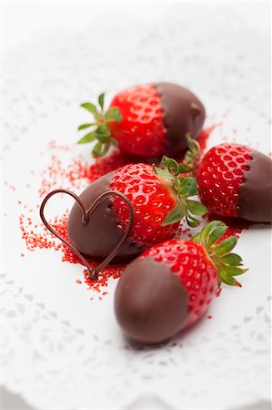 saint valentin - Fraises au chocolat et un cœur en chocolat Photographie de stock - Premium Libres de Droits, Code: 659-06187570