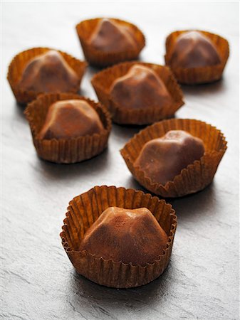 pralinen - Truffes au chocolat en cas de papier Photographie de stock - Premium Libres de Droits, Code: 659-06187604