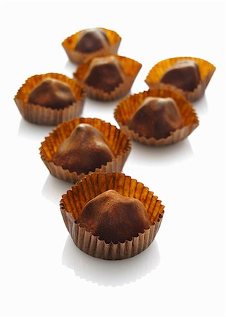 Truffes au chocolat en cas de papier Photographie de stock - Premium Libres de Droits, Code: 659-06187605