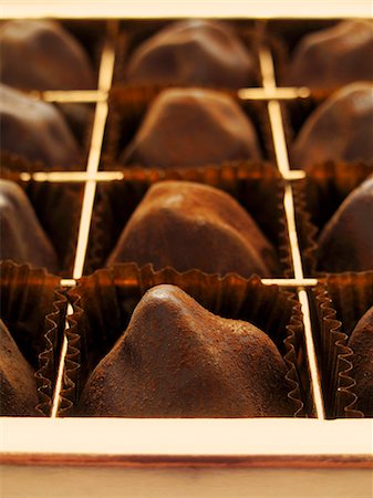 Chocolate truffles in a chocolate box (close-up) Foto de stock - Royalty Free Premium, Número: 659-06187603