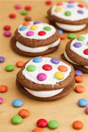 simsearch:659-06670919,k - Whoopie pies with colored chocolate buttons Stock Photo - Premium Royalty-Free, Code: 659-06187612