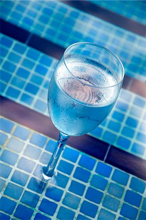 simsearch:659-09125032,k - A glass of water by the pool Foto de stock - Sin royalties Premium, Código: 659-06187629