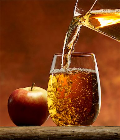 Verser le jus de pomme dans un verre Photographie de stock - Premium Libres de Droits, Code: 659-06187647