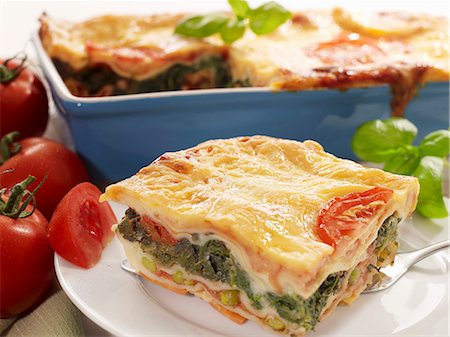 plat cuisiné - Lasagnes aux épinards et tomates Photographie de stock - Premium Libres de Droits, Code: 659-06187640