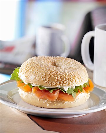 sesame bagel - Sesame bagel with salmon and cream cheese Foto de stock - Sin royalties Premium, Código: 659-06187643