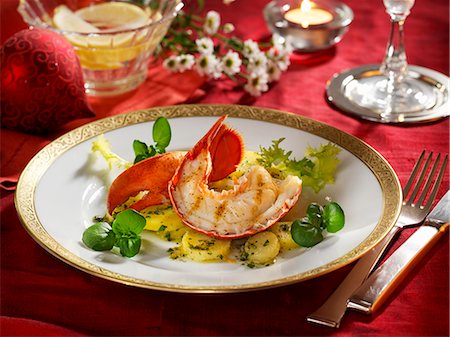 Lobster on a bed of parsley potatoes Fotografie stock - Premium Royalty-Free, Codice: 659-06187657