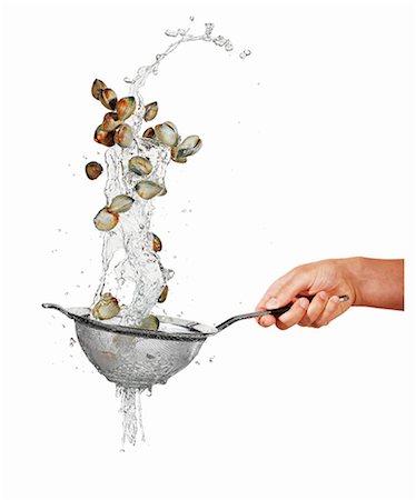 Washing mussels in a sieve Foto de stock - Sin royalties Premium, Código: 659-06187668