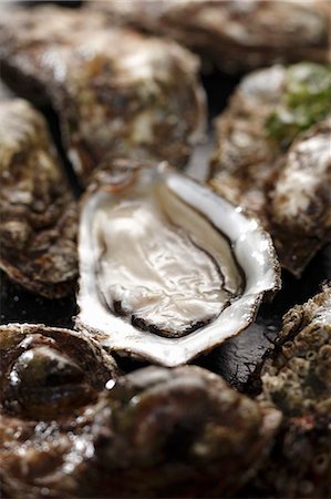 Fresh oysters, whole and halves (close up) Stock Photo - Premium Royalty-Free, Code: 659-06187660