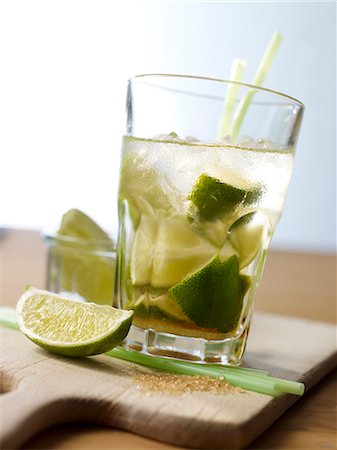 simsearch:659-06187718,k - Caipirinha au citron vert Photographie de stock - Premium Libres de Droits, Code: 659-06187674