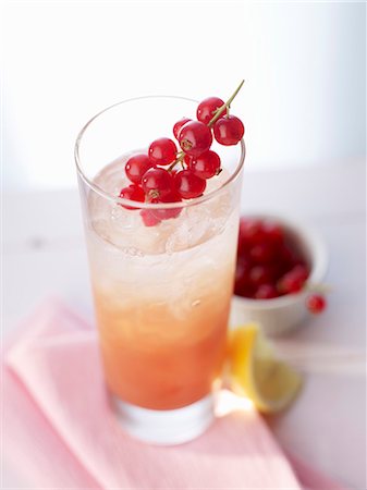 simsearch:659-03526561,k - 'Afternoon Hope' (cocktail) with currants Foto de stock - Sin royalties Premium, Código: 659-06187687