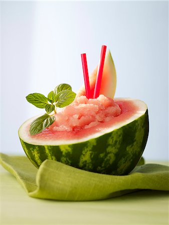 sorbet - ""Boule de melon (cocktail) dans un melon d'eau Photographie de stock - Premium Libres de Droits, Code: 659-06187694