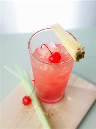 singapore food - 'Singapore Sling' with gin and cherry liqueur Stock Photo - Premium Royalty-Free, Code: 659-06187697