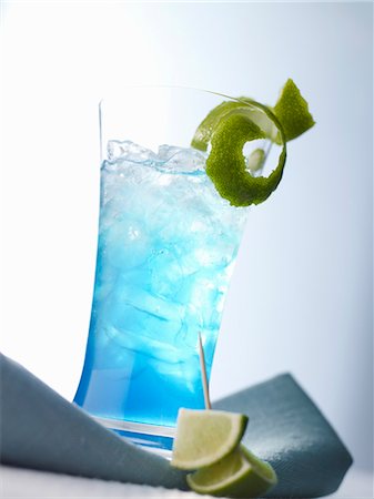 simsearch:659-06187718,k - « Lumière bleue » (cocktail) Photographie de stock - Premium Libres de Droits, Code: 659-06187704