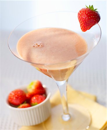 simsearch:659-03526561,k - 'Coletta' cocktail with strawberries Foto de stock - Sin royalties Premium, Código: 659-06187706
