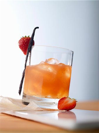 simsearch:659-03526561,k - 'Strawberry Night' (cocktail) with apple liqueur and strawberry juice Foto de stock - Sin royalties Premium, Código: 659-06187700