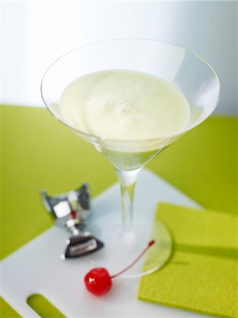 simsearch:659-02213216,k - « Grasshopper » cocktail avec la crème de menthe Photographie de stock - Premium Libres de Droits, Code: 659-06187714
